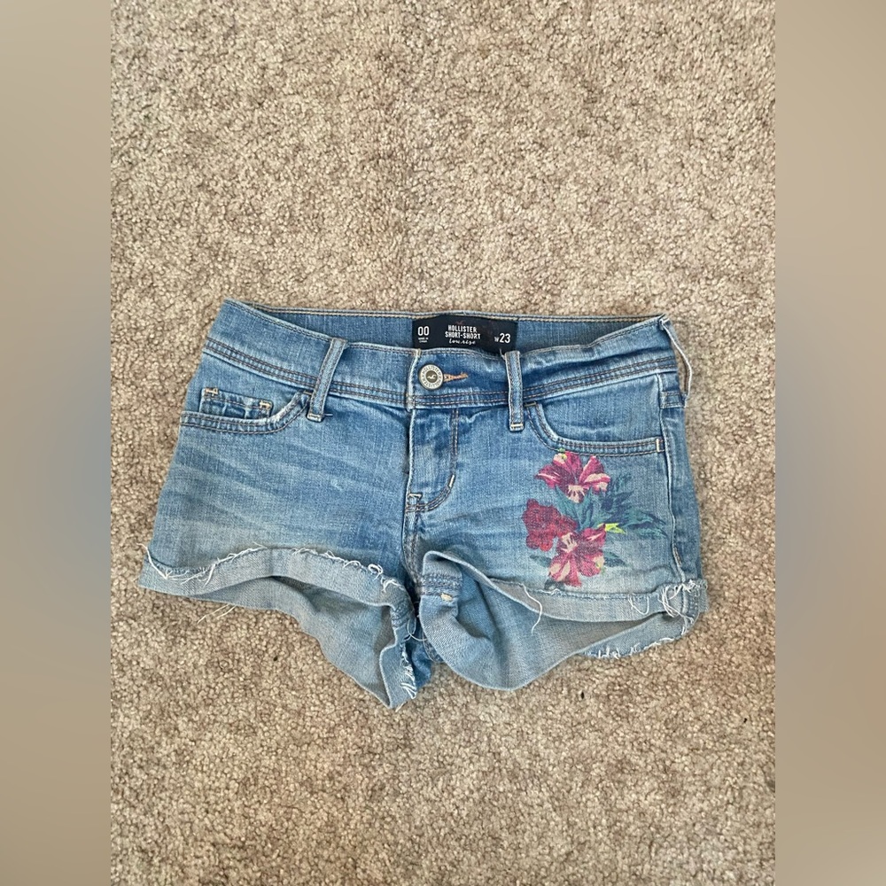 Hollister shorts with cute hibiscus flower